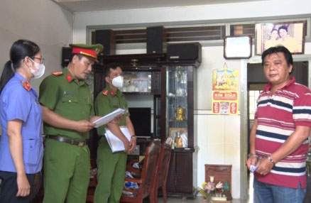 Thực hiện lệnh bắt tạm giam đối tượng sản xuất, buôn bán hàng giả ở Phú Tân