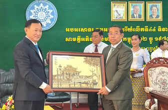 Chủ tịch UBMTTQVN tỉnh An Giang Nguyễn Tiếc Hùng chúc mừng kỷ niệm 44 năm Ngày thành lập Mặt trận đoàn kết phát triển Tổ quốc Campuchia tại tỉnh Takeo