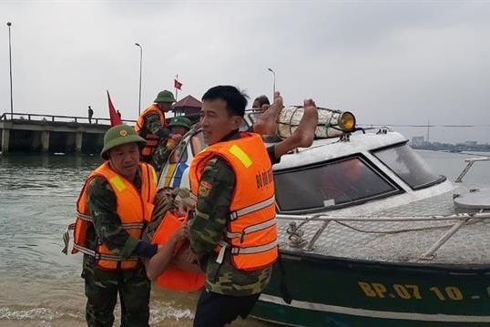 Cứu hộ thành công 3 ngư dân bị đắm tàu trên vùng biển Quảng Bình