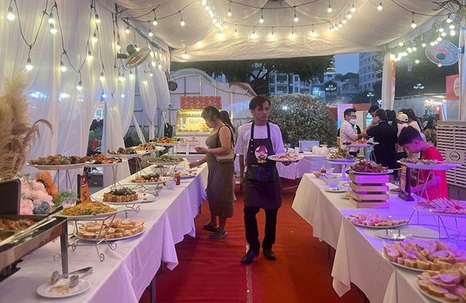 Du khách tò mò thưởng thức đại tiệc buffet bánh mì tại TP Hồ Chí Minh